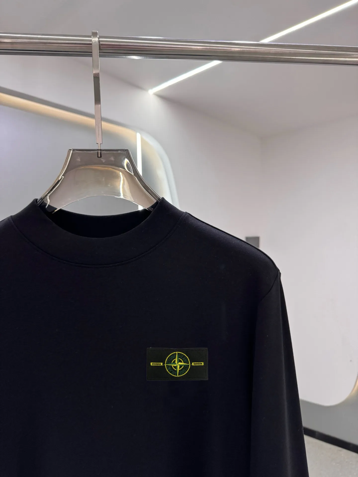 P220 Stone Island 2025 autumn and winter men's latest trade order mid-collar bottoming shirt, in full condition! ! Designed with logo embroidery! Customized 100% pure cotton fabric! Weighing 330g, the upper body is comfortable and breathable, not stiff, and has a rich three-dimensional feel overall. It is a quality export order that meets the simple needs of commuters. The upper body effect is very good, slimming, and not picky about the figure. The fabric workmanship is impeccable. Black White Size: XS-2XL